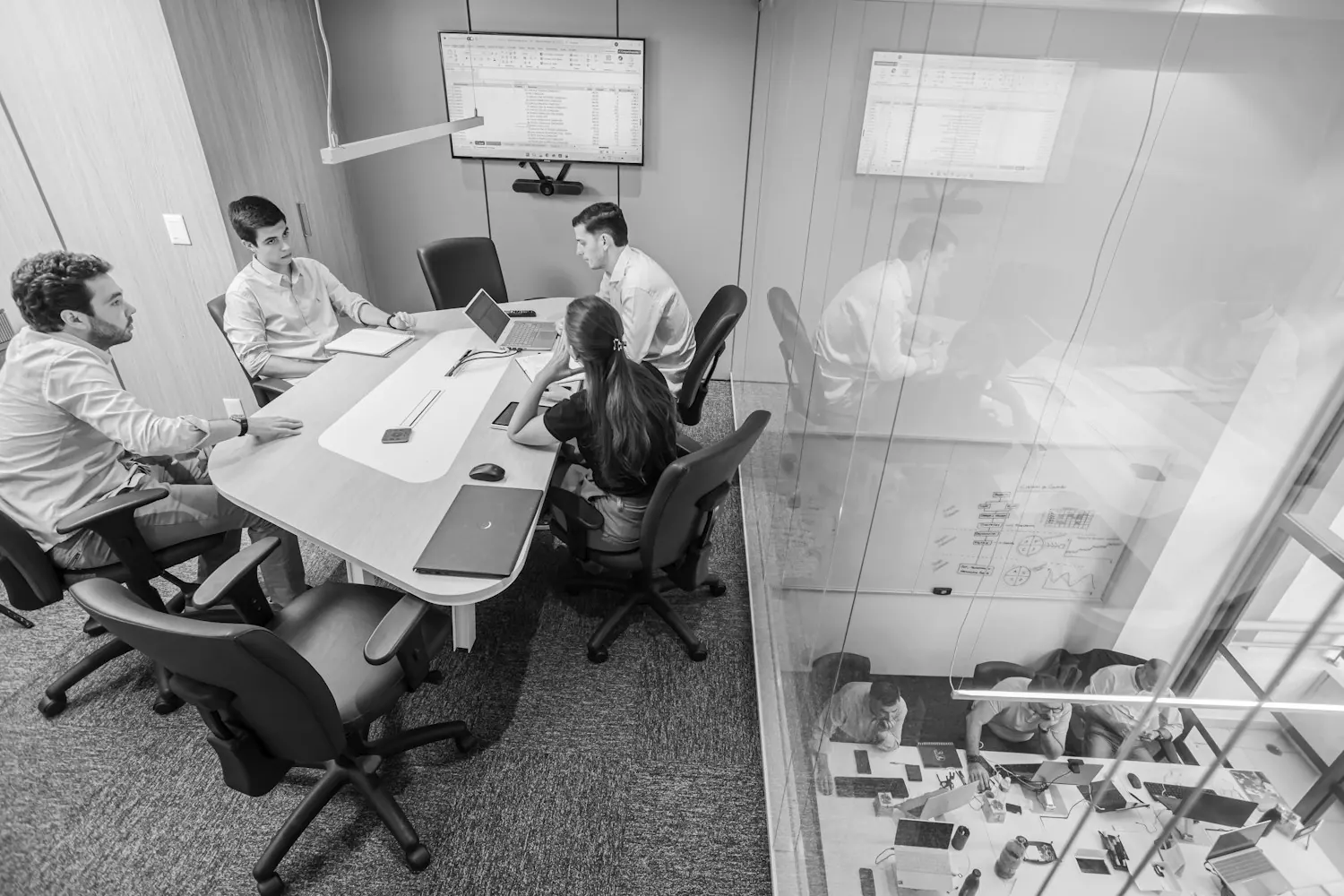Equipo reunido en una sala de planificación