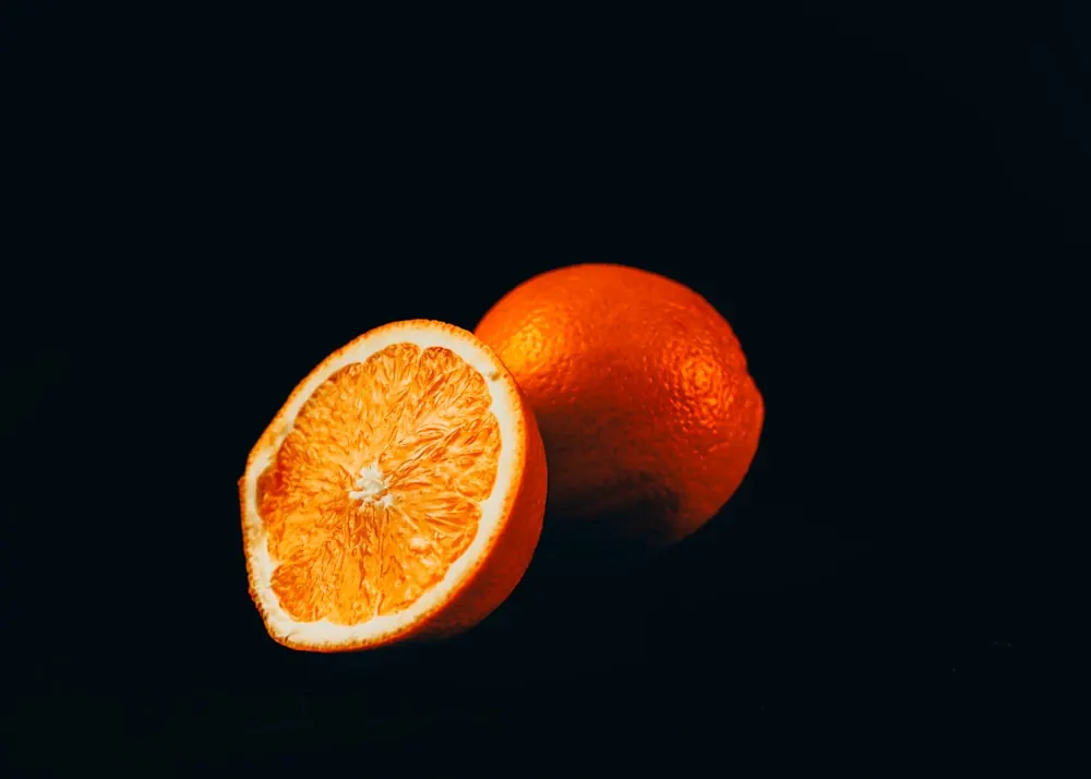 Naranja aislada sobre fondo negro como referencia de señalización