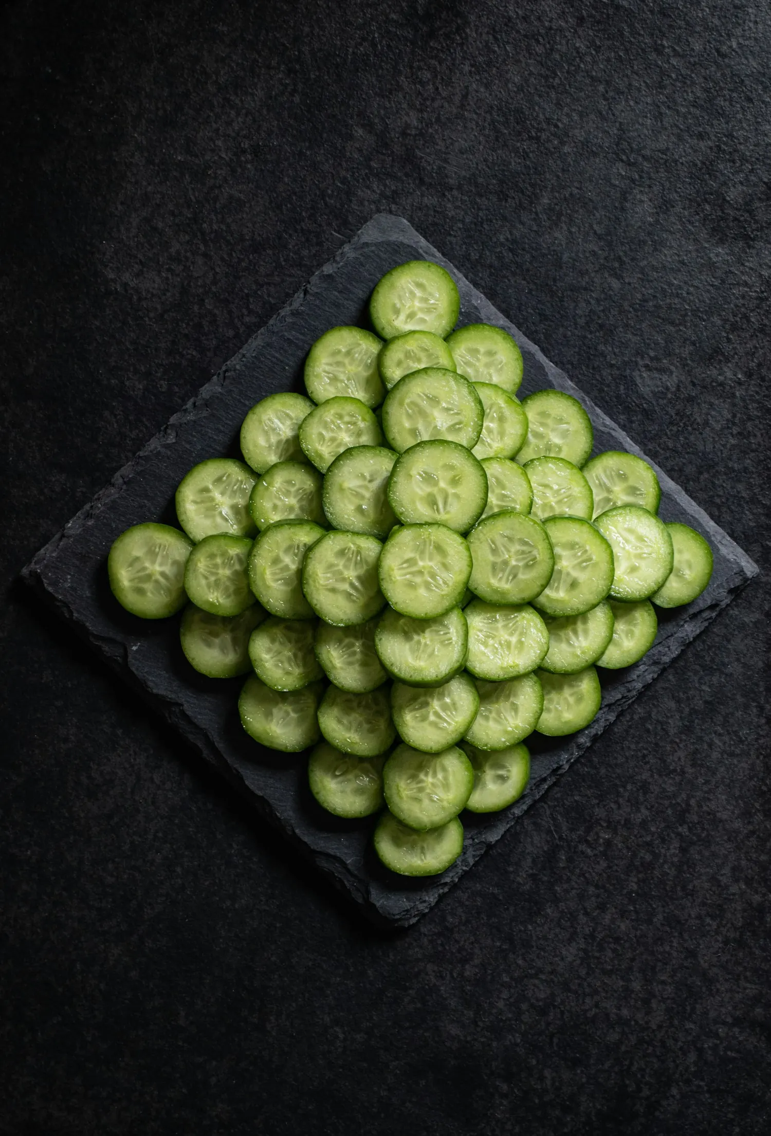 Vegetal verde sobre fondo negro fotografiado en Barcelona