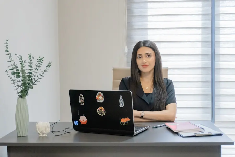 Núria Esteve trabajando con un ordenador portátil